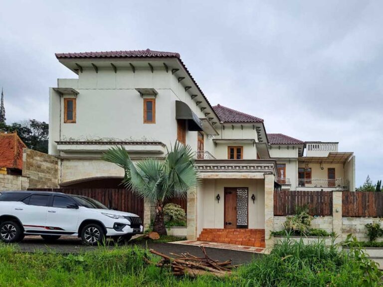 Villa Konsep Vintage di Batu