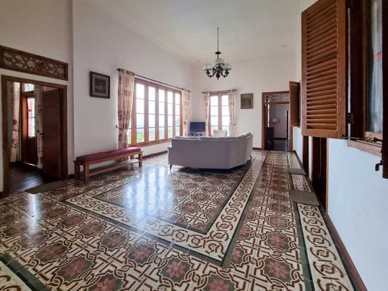 Villa Konsep Vintage di Batu