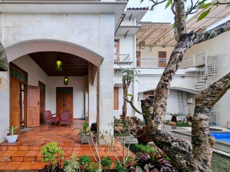 Villa Konsep Vintage di Batu